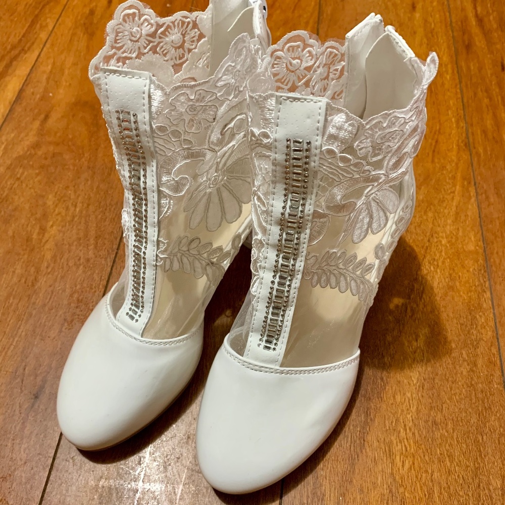 SHEIN Floral Embroidered Lace Faux leather White chunky heeled boots Size 7
